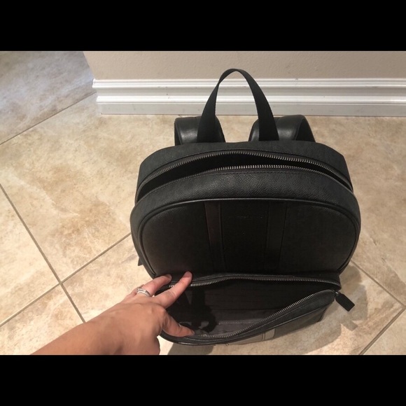 Michael Kors Large backpack. L 16" W 12". Dust bag not included - Picture 2 of 8